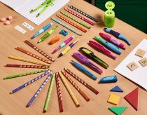  Die Stabilo Easy-Familie umfasst ein farbenfrohes Sortiment an besonders geformten Stiften und Utensilien für die Vor- und Grundschule.