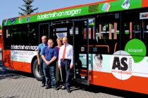 Freuen sich über die neue Bus-Werbung: v.li. Dieter Heinlein, Marco Petersen, Marion Ahrens und  Geschäftsführer Wolfgang Preuß