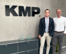 KMP-Vorstand Jan-Michael Sieg heißt Jonas Sieg als Geschäftsführer der Parts Depot willkommen.