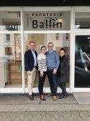 Michael Reichhold (l.) und Angelika Niestrath (r.) gratulierten den beiden Gewinnern Friederike Bauer-Ballin und Knut Ballin in Saarbrücken.