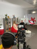 Spielwarenmesse Digital: Hinter den Kulissen: "Zu Gast auf dem roten Sofa" mit Jennifer Braun und Axel Gottstein.