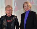 Waltraud Maria Iden, Geschäftsführerin des duo Flagshipstores, begrüßte Peter Maffay zur Autogramstunde  anlässlich des 40. Geburtstages von Tabaluga.