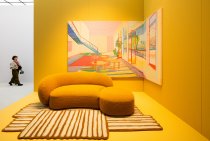 Farbstarker Auftritt auf dem Salone del Mobile.Milano 2026. Organische Formen, textile Oberflächen und eine konsequente Ton-in-Ton-Inszenierung zeigen, wie Möbel, Raum und Kunst zu einem stimmigen Gesamterlebnis verschmelzen.