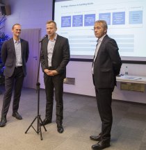 CEO von Glamox, Rune Marthinussen (rechts), zusammen mit dem Vorsitzenden der ES-SYSTEM-Geschäftsführung, Herrn Rafał Gawrylak und dem Vizepräsidenten der Geschäftsführung, Waldemar Pilch.