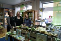 (von links): Elke Hemmerich und Christine Berlinghof (Inhaberinnen der Buchgalerie), Angelika Niestrath (Kuratorin von Mr. Books und Mrs. Paper)