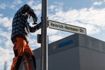 Vor genau 115 Jahren gründete Heinrich Hermann das Unternehmen, jetzt wurde nach ihm die Straße in Filderstadt benannt, an der Firma Herma ihren Hauptsitz hat.