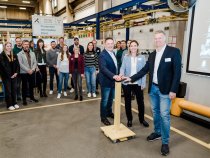 Startschuss für nachhaltigen Strom in Haan: Ingo Patzer, Kaiserkraft, Bürgermeisterin Dr. Bettina Warnecke sowie Rolf Schiffel, Takkt AG drücken gemeinsam den roten Knopf. (v.l.) 