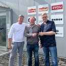 Stephan von Dall‘ Armi (links) und Markus Stratmann (rechts - im Bild mit Oliver Steinmann in der Mitte) vor dem ehemaligen Sternjakob-Outlet. Die beiden Fachhändler haben zu Beginn des Jahres mit ranzen1 ein Joint Venture gegründet.