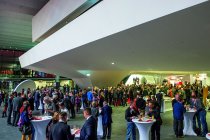 Zum Ausklang des ersten Messetages lädt der Veranstalter ab 18 Uhr zur After Hour in den Eingang Mitte ein.