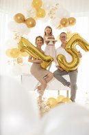 Glück bringen ist unsere Mission“ – Christina Hergouth-Czelniak und Oliver Czelniak mit der Junior-Glücksbringerin Marielle.