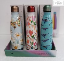 Verkaufsdisplays mit Trinkflaschen von Xanadoo mit verschiedenen Motiven.