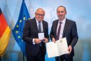 Wirtschafsminister Hubert Aiwanger überreicht Ernst Kick (inks) die Staatsmedaille des Bayerischen Staatsministeriums für Wirtschaft, Landesentwicklung und Energie.