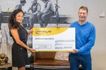 Sophea Böttcher überreicht den symbolischen Spendenscheck an Prof. Dr. med. Hans Proquitté, Vorsitzender des Vereins und Leiter der Sektion Neonatologie und pädiatrische Intensivmedizin am Universitätsklinikum Jena.