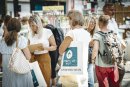 Mit vollem Einsatz für neue Ideen: Besucher im Gespräch auf der Trends up west 2025.  