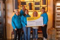 Carolin Oehrling (2.v.r.) übergibt den symbolischen Spendenscheck an Kerstin Reichardt, Ralf Reichardt, Janina Pech und Katrin Beuthe. (v.l.)