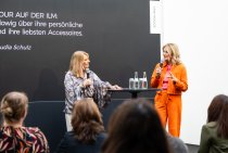 TV-Moderatorin Frauke Ludowig im Talk mit Trend-Expertin Dr. Claudia Schulz auf der ILM Edition #163 in Offenbach. Ihre persönlichen Fashion-Einblicke und Accessoire-Tipps sorgten für volle Reihen und hohe Aufmerksamkeit auf der Bühne.