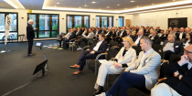Vorstandsvorsitzender Dr. Benedikt Erdmann begrüßte die Vertreter der Industrie zum 25. Lieferantentag in Overath und verabschiedet sich damit nach 29 Jahren von dieser Position.