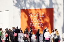 Mitten im technischen Charme der Papierfabrik, zwischen den bunten Papierrollen, präsentierten 35 Aussteller ihre neuesten Innovationen in den Bereichen Print, Design und analoge Kommunikation.