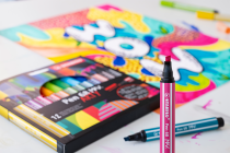 Der Stabilo Pen 68 Max Premium-Filzstift mit dicker Keilspitze und sattem Farbauftrag begeistert ab April 2023.
