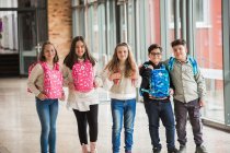 Mit Frontbag wird erstmals ein zweiteiliger Schulranzen angeboten, bei dem der Stauraum gleichzeitig auf Brust und Rücken verteilt wird. 