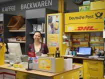 Mitarbeiterin Anja Alta arbeitet in der Postabteilung. Kayle Amber, eine weitere Kollegin, unterstützt das Fachhändler-Ehepaar bei den PBS-Sortimenten. 