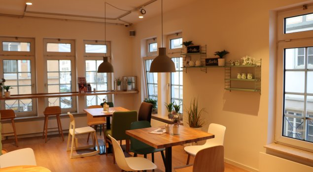 Das Bistro bietet Leckereien – auch to go. Tee, Kaffee, Müsli und Gewürze werden abgepackt verkauft. Alle Möbel und Dekogegenstände im Bistro finden sich im Sortiment.