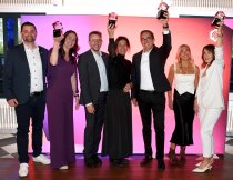 Die European Retail Award Preisträger 2025 (v.l.n.r.): Bernd Zimmerly (electroplus Zimmerly), Tanja Zimmerly (electroplus Zimmerly), Marc Wilmink (Krawany), Margareta Wilmink (Krawany), André Garcia (Kustermann), Katherine Bent (Bents Garden and Home) und