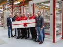 Sie nahmen die millionste Tür entgegen: Assmann-Mitarbeiter aus Produktion und Entwicklung zusammen mit dem technischen Leiter Guido Hübner 