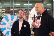 Alexander Brandt (links) im Interview bei der Deutschen Eishockeyliga.