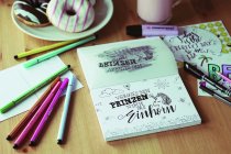  Wenn’s mit dem Hand Lettering nicht gleich klappt, einfach die Rückseite der transparenten Seite mit dem Bleistift schraffieren, dann mit der schraffierten Fläche nach unten auf die Postkarte legen und die Letterings nachfahren. 