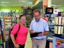 Herr Werner Haufe, von Skribo Globus Haufe, präsentiert einer Kundin die Kollektionen der PBS Deutschland auf seinem iPad. 