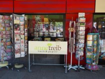 Hinter dem Begriff Papier im Firmennamen verbirgt sich alles, was mit Schreibwaren, Büroartikel und Schulbedarf zu tun hat. Anne Treib führt ein großes Angebot an Schreibwaren sowie Artikel für die Schule und das Büro.