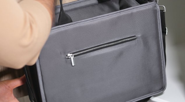 Die Desk Sharing Bag Premium eignet sich ideal zum Verstauen und Transportieren von Laptop- und Büroutensilien.  
