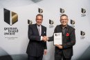 (v.l.) Andrej Kupetz, Hauptgeschäftsführer Rat für Formgebung, und Thomas Köhl, Geschäftsführer Köhl GmbH, bei der Übergabe des German Brand Awards in Berlin.