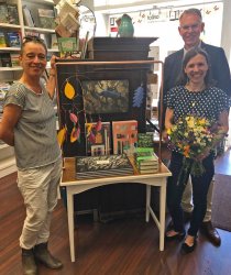 Angelika Niestrath, Kuratorin von „Mr. Books & Mrs. Paper“ (links) und Michael Reichhold, Leiter Paperworld, gratulierten Melena Renner zum Gewinn.