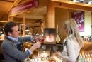 Lust auf besondere Gaumenfreuden? Die Produktgruppe Christmas Delights auf der Christmasworld im Foyer 4.0 zeigt im neuen Hüttenzauber-Ambiente, wie Händler*innen kulinarische Angebote am POS schmackhaft machen können.