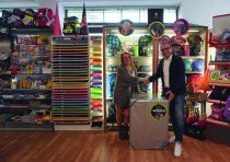 Frank Herold , Hama, gratuliert der Siegerin Iris Wiener, Schreibwaren- und Spielwaren Iris Wiener.