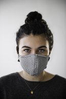 Dauphin stellt Masken für Mund und Nase her.