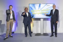 Daumen hoch! für eine erfolgreiche didacta digital. Stuttgarts Messegeschäftsführer Stefan Lohnert, Reinhard Koslitz, Hauptgeschäftsführer Didacta Verband, und Dr. Theodor Niehaus, Präsident Didacta Verband (v.li.) Bild: Messe Stuttgart
