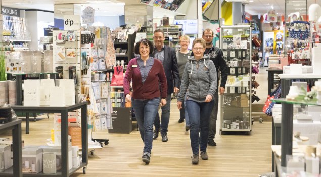 Beim „Viehausen“-Team, insgesamt 30 Mitarbeiter, wird nicht nur Beratungskompetenz groß geschrieben, sondern ebenso der Spaß an der Arbeit. Die Kunden bewerten das Fachgeschäft in den sozialen Medien entsprechend positiv.