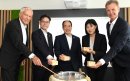 Henning Ohlsson, Geschäftsführer Epson Deutschland GmbH, Yoshiro Nagafusa, Präsident Epson Europe B.V. Yasunori Ogawa, Präsident Seiko Epson Corporation, Maya Mitani, stellvertretende Generalkonsulin und Bürgermeister der Stadt Düsseldorf Josef Hinkel v.l