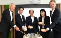 Henning Ohlsson, Geschäftsführer Epson Deutschland GmbH, Yoshiro Nagafusa, Präsident Epson Europe B.V. Yasunori Ogawa, Präsident Seiko Epson Corporation, Maya Mitani, stellvertretende Generalkonsulin und Bürgermeister der Stadt Düsseldorf Josef Hinkel v.l