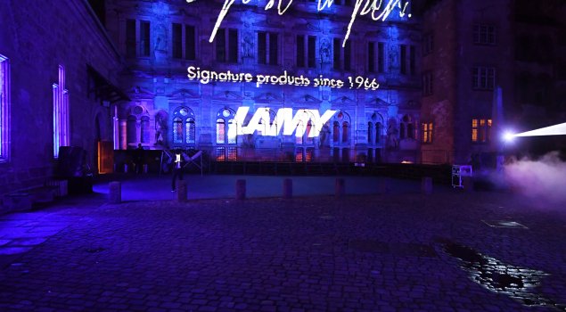 Mit einer spektakulären Lichtprojektion feierte das Unternehmen „50 Jahre Lamy Design“ mit rund 400 Gästen auf dem Heidelberger Schloss.
