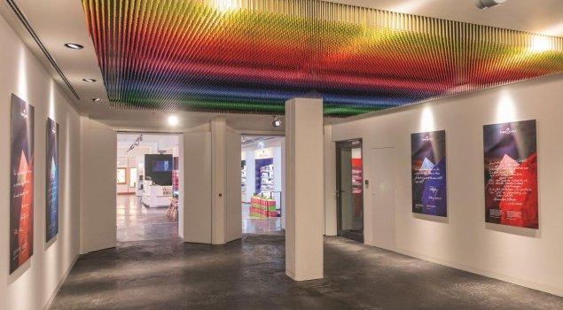 Eine Regenbogen-Buntstiftdecke geleitet die Gäste in den neuen Flagship-Store, in dem die gesamte Produktpalette zum Schreiben, Zeichnen und kreativen Gestalten angeboten wird. Fotos Besucherzentrum: Anna Seibel