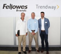 Trendway ist jetzt Teil der Fellowes Familie: James Fellowes, Don Heeringa und  John Fellowes, President und CEO von Fellowes Brands.