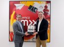 Die Office Mix-Geschäftsführung freut sich über das Top 100-Siegel: Peter Köhnlein und Alexander Oesterle (v.l.)