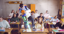 Unter dem Motto „Fehler machen erlaubt“ hat PilotI gemeinsam mit der Kreativagentur Monkey Berlin einen Back to School-Werbespot produziert, der FriXion dank Radier-USP als ultimative Allzweckwaffe im Unterricht inszeniert