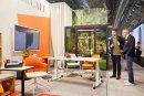 Smarte Lösungen, die den Arbeitsalltag erleichtern und zugleich verschönen, lockten spezialisierte Facheinkäufer*innen aus aller Welt auf das Future of Work Areal auf der Ambiente.