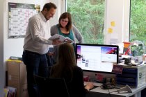 Inhaber Claudius Betz und Geschäftsführerin Tanja Härle gehen die neuen Schulranzen-Kollektionen gemeinsam durch, die online und im Fachcenter zum Verkauf stehen.