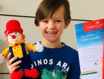 Überraschungspost: Jan-Linus freut sich über seinen Gewinn des Faber-Castell Malwettbewerbs 2020.